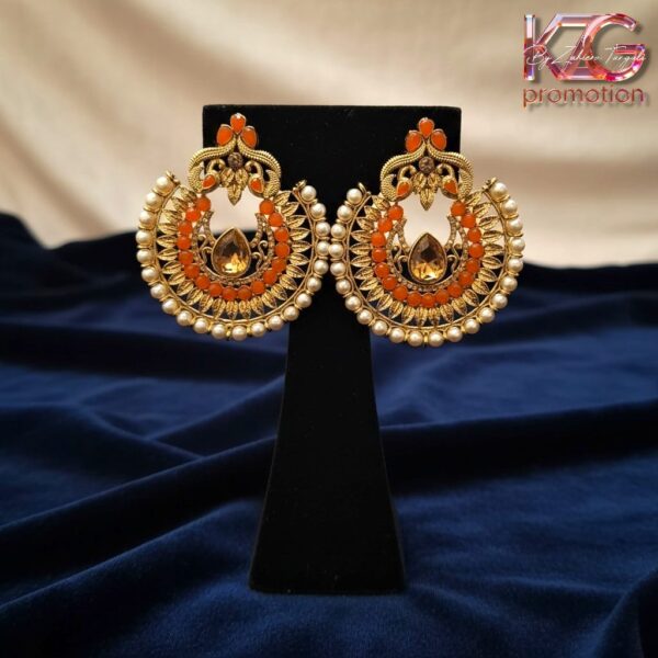 Koninklijke Gouden Chandbali Oorbellen met Oranje Accent en Parels.