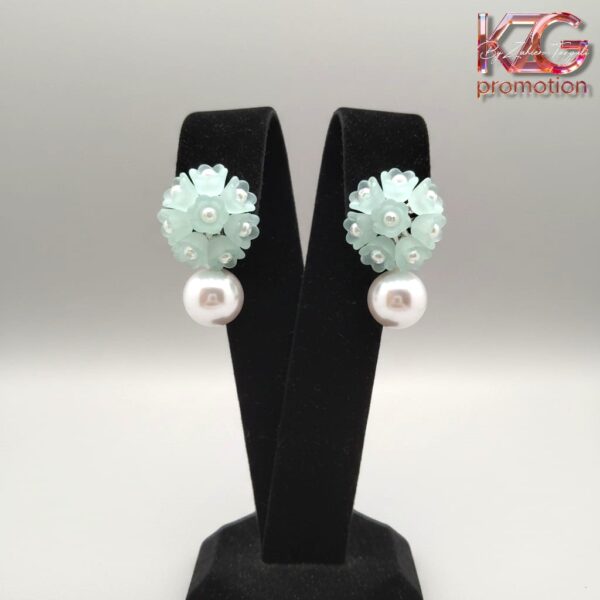 Pastel Mint Flower Studs – Romantische Oorbellen met Pareldetail