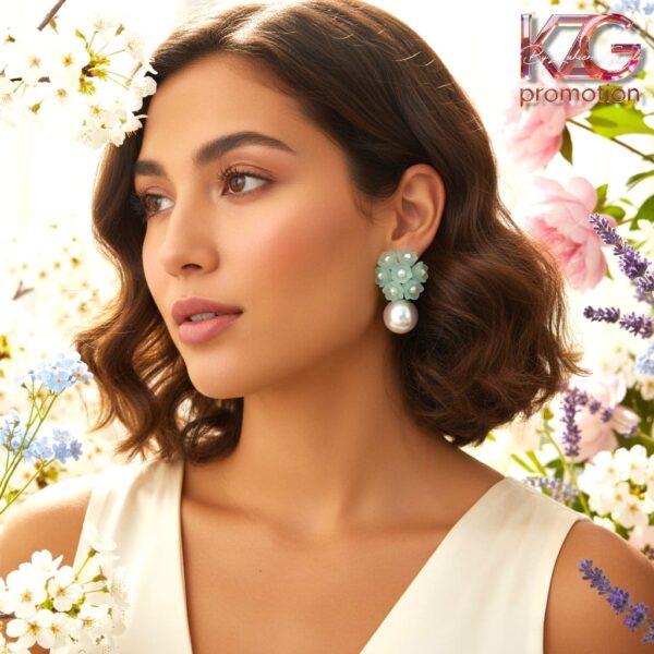 Pastel Mint Flower Studs – Romantische Oorbellen met Pareldetail